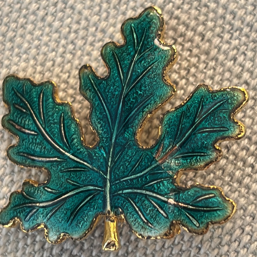 Vintage gold tone maple leaf pin!!